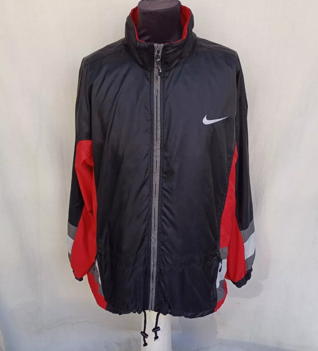 سترة Nike Nylon Spellout خفيفة الوزن للرجال مقاس XL