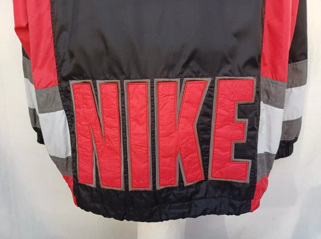 سترة Nike Nylon Spellout خفيفة الوزن للرجال مقاس XL