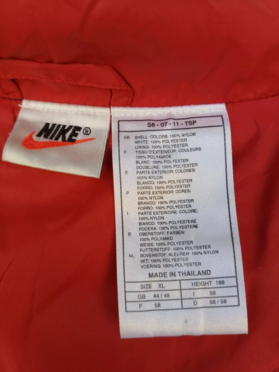 سترة Nike Nylon Spellout خفيفة الوزن للرجال مقاس XL