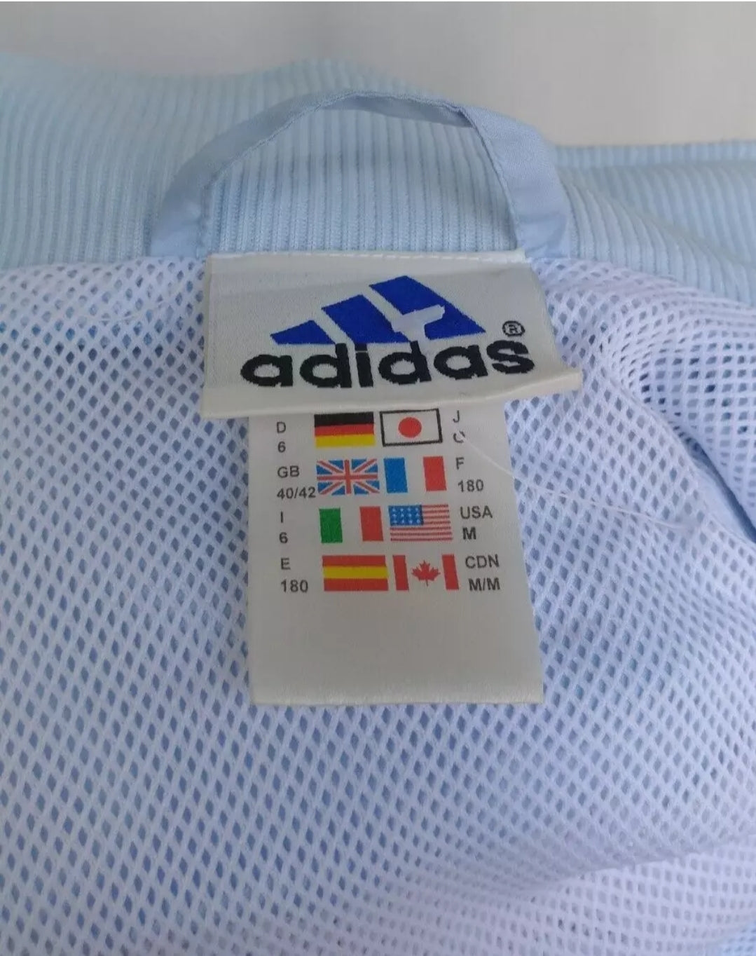 سترة رياضية Adidas 2002 ببطانة شبكية للرجال مقاس M