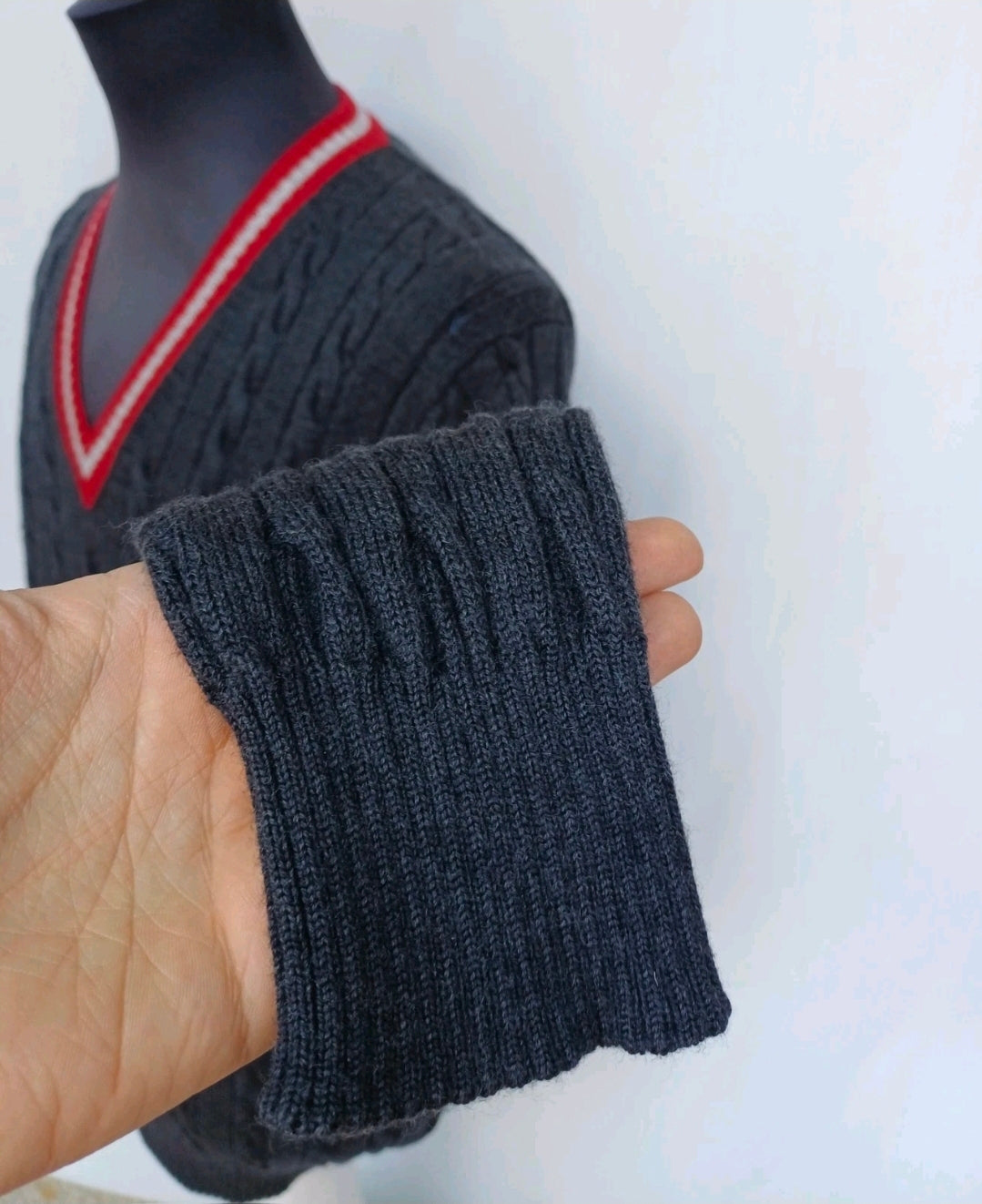 Johnstons of Elgin Merino Wool V-Neck Cable Knit Pullover Sweater Mens S